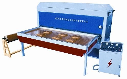 Máquina de moldagem a vácuo de controlo de automação de estrutura compacta para placas absorventes de plástico