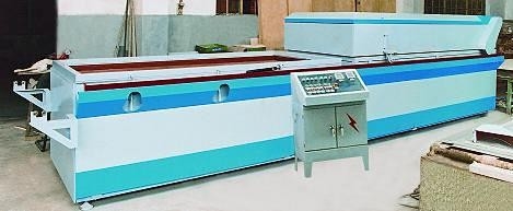Máquina de moldagem a vácuo de controlo de automação de estrutura compacta para placas absorventes de plástico