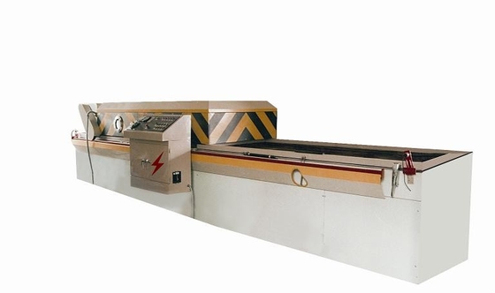 Máquina de moldagem a vácuo de controlo de automação de estrutura compacta para placas absorventes de plástico