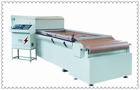 Máquina de moldagem a vácuo de controlo de automação de estrutura compacta para placas absorventes de plástico