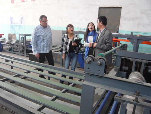 Máquina de fabricação de azulejos de telhado de camada de preservação de calor para fabricação de materiais de construção