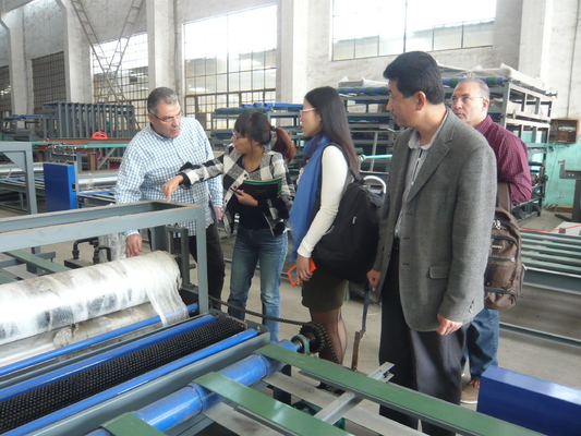 Máquina de fabricação de azulejos de telhado de camada de preservação de calor para fabricação de materiais de construção